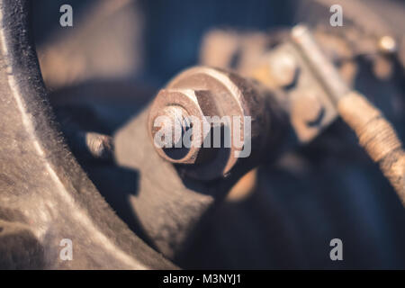 Rostige Schraube und Mutter Makro in verrostet Motor Stockfoto