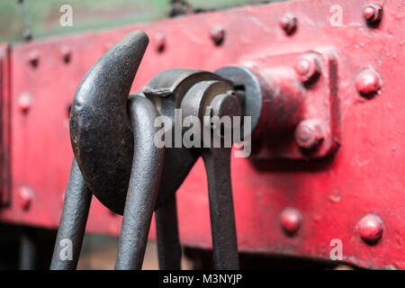 Metall Haken am Zug - Stahl, Haken, industrielle Detail Stockfoto