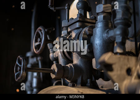 Vintage Technologie, Rohre und Ventile in der alten Fabrik - Stockfoto