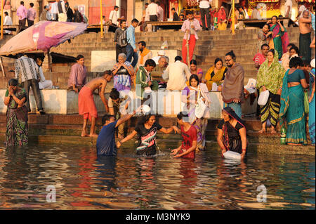 Anhänger am Ufer des Flusses Ganges ein heiliges Bad in Varanasi, Indien Stockfoto