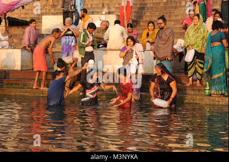 Anhänger am Ufer des Flusses Ganges ein heiliges Bad in Varanasi, Indien Stockfoto