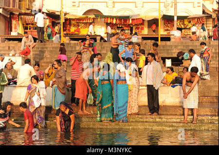 Anhänger am Ufer des Flusses Ganges ein heiliges Bad in Varanasi, Indien Stockfoto