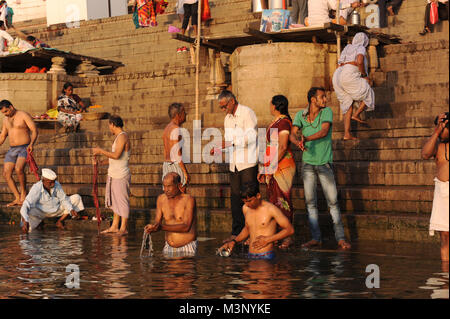 Anhänger am Ufer des Flusses Ganges ein heiliges Bad in Varanasi, Indien Stockfoto