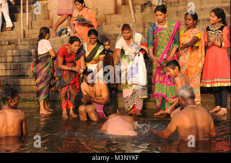 Anhänger am Ufer des Flusses Ganges ein heiliges Bad in Varanasi, Indien Stockfoto