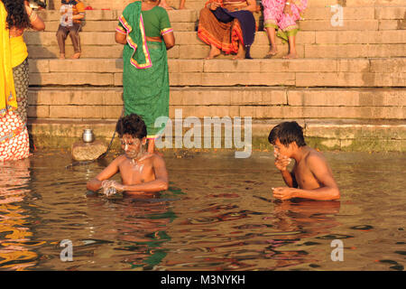 Anhänger am Ufer des Flusses Ganges ein heiliges Bad in Varanasi, Indien Stockfoto