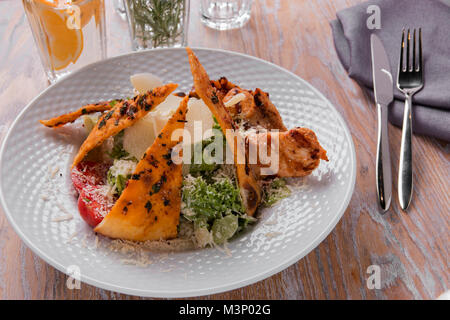 Caesar Salad mit gegrilltem Hähnchenbrustfilet Parmesan Tomatensoße Stockfoto