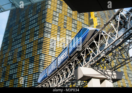 Las Vegas, Nevada. Die ARIA-Express Tram befindet sich auf einer erhöhten elektrischen Anschluss Anschluss von drei Hotels und Shopping Center. Stockfoto