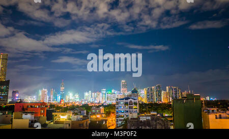 Zeitrafferaufnahme der Wolkenkratzer in Manila Makati City. Skyline bei Nacht, Philippinen. Stockfoto