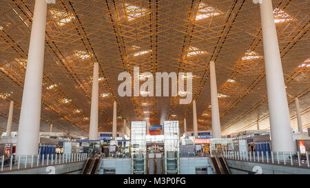 Peking, China - Januar 1, 2018: China Flughafen in Peking. Terminal Flughafen mit Passagiere warten auf Abflug. Stockfoto