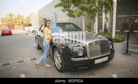 DUBAI, VAE - 20. AUGUST 2014: Schwarz Rolls Royce auf Dubai Straße. UAE. Stockfoto