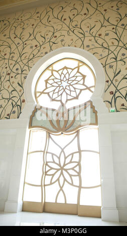 ABU DHABI, VAE - 20. AUGUST 2014: Sheikh Zayed Moschee, Abu Dhabi, Vereinigte Arabische Emirate. Stockfoto