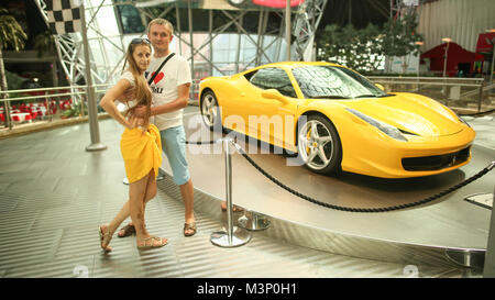 ABU DHABI, VAE - 20. AUGUST 2014: Ferrari World auf Yas Island in Abu Dhabi. Legendäre retro Autos Ferrari. Stockfoto