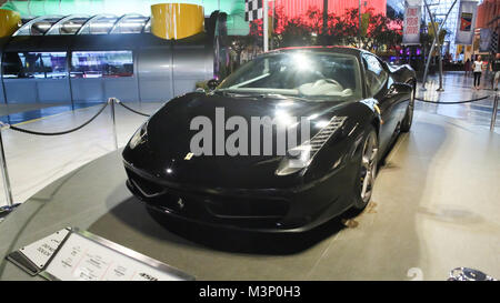 ABU DHABI, VAE - 20. AUGUST 2014: Ferrari World auf Yas Island in Abu Dhabi. Legendäre retro Autos Ferrari. Stockfoto