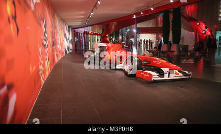 ABU DHABI, VAE - 20. AUGUST 2014: Ferrari World auf Yas Island in Abu Dhabi. Legendäre retro Autos Ferrari. Stockfoto