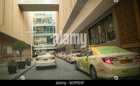 DUBAI, VAE - 20. AUGUST 2014: Dubai Mall Parkplatz. Stockfoto