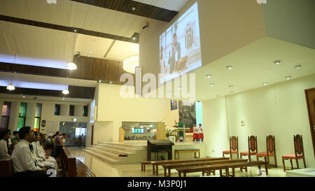 DUBAI, VAE - 20. AUGUST 2014: Katholische Kirche während der Service mit Menschen.. Das Christentum in muslimischen Ländern. Stockfoto