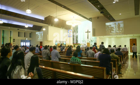 DUBAI, VAE - 20. AUGUST 2014: Katholische Kirche während der Service mit Menschen.. Das Christentum in muslimischen Ländern. Stockfoto