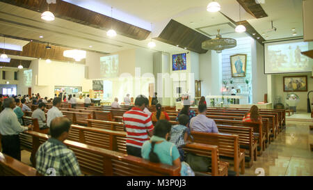 DUBAI, VAE - 20. AUGUST 2014: Katholische Kirche während der Service mit Menschen.. Das Christentum in muslimischen Ländern. Stockfoto