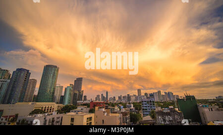 Die Hauptstadt der Philippinen, Manila. Makati City. Schönen Sonnenuntergang mit Donnerndem mächtige Wolken. Stockfoto