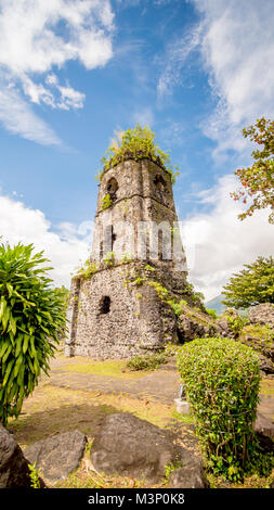 Cagsawa Kirchenruine mit Mount Mayon Vulkan im Hintergrund, Legazpi, Philippinen Stockfoto