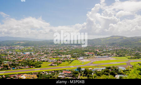 Panorama der Stadt Legazpi auf dem Hintergrund der Flughafen. Luzon, Philippinen. Zeitraffer. Stockfoto