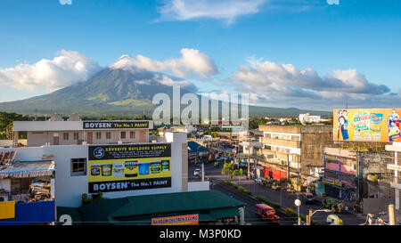 LEGAZPI, Philippinen - Januar 5, 2018: - Mount Mayon Vulkan Webstühle über der Stadt wie das Leben geht weiter. Stockfoto