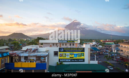 LEGAZPI, Philippinen - Januar 5, 2018: - Mount Mayon Vulkan Webstühle über der Stadt wie das Leben geht weiter. Stockfoto