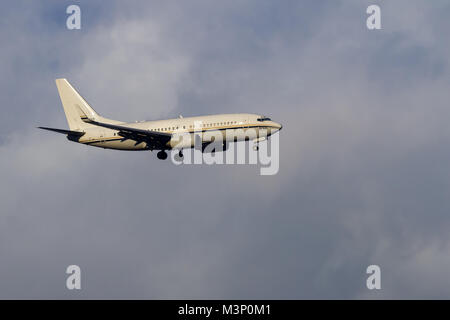 Eine Boeing C-40 Clipper Military Transport Aircraft mit der US Navy, die in der Nähe des NAF Atsugi Airbase Kanagawa, Japan, fliegt Stockfoto