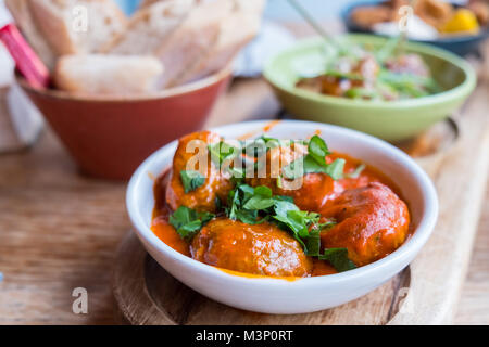 Nahaufnahme von Schwein und Rind frikadelle Tapas Stockfoto