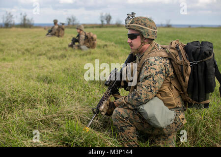 Lance Cpl. Dustin Morehouse, ein rifleman mit Alpha Company, Bataillon Landung Team, 1.BATAILLON, 1 Marines, sichert seine Position während einer Helo-borne-Raid während MEU Übung auf Ie Shima Island, Japan, Dez. 9, 2017. BLT 1/1 ist der Bodenkampf Element des 31. MEU. MEUEX ist das erste in einer Reihe von vor der Bereitstellung Schulungen, die Vorbereitung der 31. MEU kurzfristig bereitstellen. Wie das Marine Corps' nur kontinuierlich vorwärts - bereitgestellt MEU, den 31 MEU bietet eine flexible Kraft bereit, eine breite Palette von militärischen Operationen auszuführen. (U.S. Marine Corps Foto von Cpl. Bernadette Wildes Stockfoto