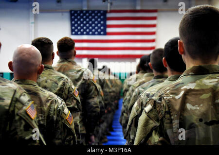 FORT STEWART, Ga, 10. Dezember 2017 - neueste Georgien Soldaten der Army National Guard an Aufmerksamkeit während eines konsolidierten Kampf die Hand von Zeremonie am Fort Stewart stehen. Mehr als 260 Soldaten wurden von ihren Einheiten der Zuweisung während der Zeremonie begrüßt. Georgien Army National Guard Foto von Sgt. Amy King/veröffentlicht neueste Soldaten durch Georgien National Guard Stockfoto