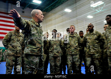 FORT STEWART, Ga, 10. Dezember 2017 - Command Sergeant Major Roy Marchert der 78th Truppe der Georgia Army National Guard Befehl spricht zu einigen der neuesten Soldaten der Brigade nach einer konsolidierten Kampf die Hand von Zeremonie am Fort Stewart. Mehr als 260 Soldaten wurden von ihren Einheiten der Zuweisung während der Zeremonie begrüßt. Georgien Army National Guard Foto von Sgt. Amy King/Freigegeben Willkommen auf der 78th TC von Georgien National Guard Stockfoto