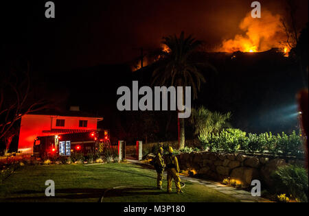 Chino Valley Feuerwehrmänner watch die herannahenden Flammen der Thomas Brand von der Hof von einem Haus in Montecito, Kalifornien, Dez. 12, 2017. C-130 Js der 146 Airlift Wing an Channel Islands Air National Guard Base in Port Hueneme, durchgeführt Das modulare System Brandbekämpfung aus der Luft und ließ Brandunterdrückung Chemikalien auf den Pfad des Feuers seinen Vormarsch in Unterstützung der Feuerwehrmänner auf dem Boden zu verlangsamen. (U.S. Air Force Foto von J.M. Eddins jr.) 171212-F-LW 859-966 durch AirmanMagazine Stockfoto