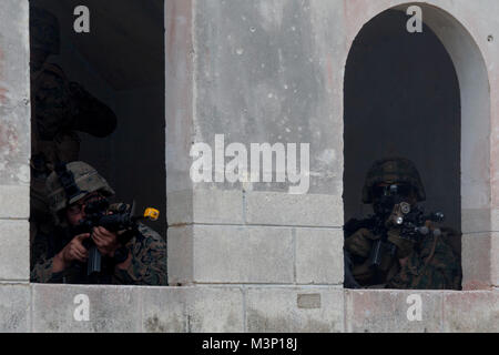 Marines mit Charlie Company, Bataillon Landung Team, 1.BATAILLON, 1 Marines, 31 Marine Expeditionary Unit, post Sicherheit während einer motorisierten Raid als ein Teil des MEU Übung bei der Stadt, Okinawa, Japan, Dez. 14, 2017. MEUEX ist das erste in einer Reihe von vor der Bereitstellung Schulungen, die Vorbereitung der 31. MEU kurzfristig bereitstellen. Wie das Marine Corps' nur kontinuierlich vorwärts - bereitgestellt MEU, den 31 MEU bietet eine flexible Kraft bereit, eine breite Palette von militärischen Operationen auszuführen. (U.S. Marine Corps Foto von Cpl. Stürmische Mendez/Freigegeben) Bataillon Landung Team führt Motorisierte Stockfoto