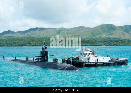 171215-N-PK 553-058 APRA HARBOR, Guam (31. 15, 2017) Los Angeles-Klasse Angriffs-U-Boot USS Key West (SSN722) kehrt in seinen Heimathafen von Guam nach einem viermonatigen Vorwärts - Betriebszeit im westlichen Pazifik. Key West ist eine von vier Vorwärts - bereitgestellt von U-Booten in Apra Harbor, Guam homeported. (U.S. Marine Foto von kulinarischen Specialist U-Boote Seaman Jonathan Perez/freigegeben) USS Key West wieder auf Guam durch # FIRMA PACOM Stockfoto