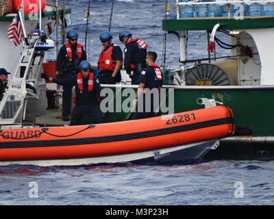 Der U.S. Coast Guard Cutter Oliver Berry (WPC 1124) die Besatzung führt ein Internat auf Ihren 26-Fuß-Over-the-horizon kleines Boot in der hawaiischen Inseln Ausschließlichen Wirtschaftszone Dez. 19, 2017. Die Crew ist auf ihrer ersten lebenden Marine patrol Ressourcen seit Inbetriebnahme des Schiffes May, 31, 2017. US Coast Guard Cutter Oliver Berry führt lebenden Meeresressourcen Patrouille in der hawaiischen Inseln durch # FIRMA PACOM Stockfoto