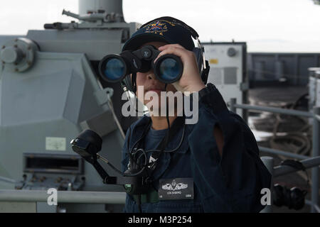 171228-N-HT 134-004 SINGAPORE STRAITS (31. 28, 2017) Seaman Lea Sabino, die Amphibisches Schiff USS America (LHA 6) zugeordnet, steht aft Lookout zusehen, wie das Schiff Singapur nach einem geplanten Hafen besuchen fährt. Amerika, Teil der Amerika Amphibious Ready Group, mit 15 Marine Expeditionary Unit eingeleitet, in der pazifischen Region Indo-Asia Partnerschaften zu stärken und dienen als ready-Response Force für jede Art von Kontingenz. (U.S. Marine Foto von Mass Communication Specialist Seaman Daniel Pastor/Freigegeben) USS Amerika fährt Singapur nach Port Besuch von # FIRMA PACOM Stockfoto