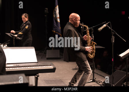 180113-N-VV 903-1068 Fairfax Va (Jan. 13, 2018) Saxophonisten Miguel Zinon führt eine Solo mit der Marine Band Flottenadmiral während der 40. jährliche internationale Saxophon Symposuim. Die zweitägige Veranstaltung ist jeweils im Januar an der George Mason University in Fairfax, Virginia gehalten und serviert Ihnen Hunderte von Saxophon Studenten und Profis zusätzlich zu dem Konzert zu gehen. (U.S. Marine Foto durch Musiker 1. Klasse David Aspinwall/Freigegeben) 180113-N-VV 903-1068 durch die United States Navy Band Stockfoto