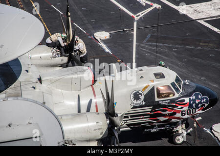 180118-N-MT 837-0007 PAZIFISCHEN OZEAN (Jan. 18, 2018) Segler Führen Sie Wartungsarbeiten an eine E-2C Hawkeye auf die "Schwarzen Adler" von Carrier Airborne Early Warning Squadron (VAW) 113 auf dem Flugdeck der Nimitz-Klasse Flugzeugträger USS Carl Vinson (CVN 70). Die Carl Vinson Strike Group ist derzeit in den Pazifik als Teil einer regelmäßigen Bereitstellung. (U.S. Marine Foto von Mass Communication Specialist 3. Klasse Dylan M. Kinee/Freigegeben) Segler eine E-2C Hawkeye auf der USS Carl Vinson erhalten bei einer routinemässigen Pacific Bereitstellung von # FIRMA PACOM Stockfoto