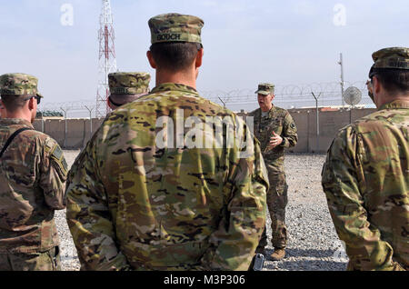 Us-Armee Soldaten mit Task Force Marauder wurden mit Münzen aus der stellvertretende Leiter, National Guard Bureau, Jan. 22, 2018 präsentiert, während in Afghanistan bereitgestellt. Us-Armee Generalleutnant Daniel Hokanson besuchte mit Soldaten am Bereitstellungsort sie Anerkennung für ihre Arbeit. Task Force Marauder besteht aus Soldaten aus South Carolina National Guard, Illinois National Guard, Iowa National Guard, sowie aktiven Komponente und bietet Funktionen für die Luftfahrt mit AH 64 Apachen, UH 60 schwarzen Falken, CH 47 Chinook und medevac Vermögenswerte in Afghanistan im Rahmen der 3 Combat Aviation Brigade während de Stockfoto