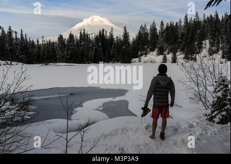 Trillium Lake über während des Winters in Mt eingefroren. Hood National Forest in Oregon. Stockfoto