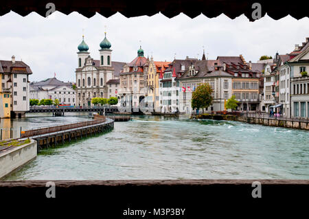 Panorama der Jesuitenkirche und Reuss Luzern von der Kapellbrücke, North-central Schweiz, Europa Stockfoto