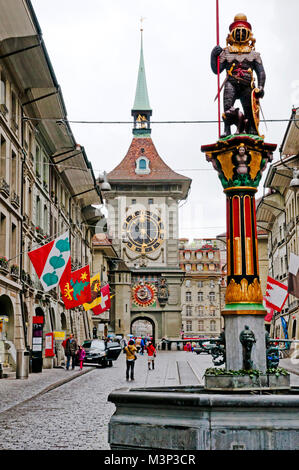 Brunnen mit Skulptur und Zeitglockenturm Zytglogge in regnerischen Tag, Bern, Schweiz, Europa. Stockfoto