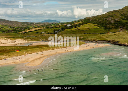 Barleycove Beach, County Cork, Irland von einer erhöhten Position mit Mount Gabriel im Hintergrund mit Kopierraum aufgenommen. Stockfoto