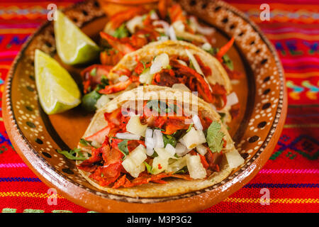 Mexikanische Tacos al Pastor in Mexiko Stadt scharfes Essen, Kalk und Sauce Stockfoto