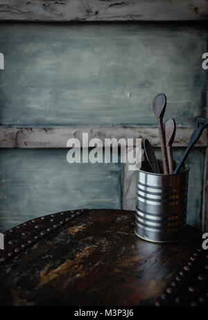 In der Nähe von Holz- Besteck aus Metall können auf dunklen, hölzernen Tischplatte Stockfoto
