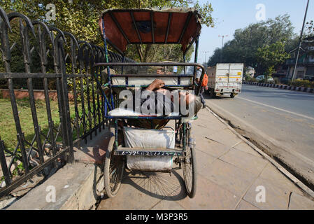 Schlafen Rikscha Fahrer in Old Delhi, Indien Stockfoto