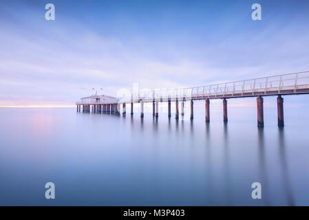 Moderne Stahl-Pier in eine kalte Atmosphäre Langzeitbelichtung Fotografie in Lido Camaiore, Versilia, Toskana, Italien, Europa Stockfoto