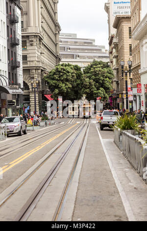 SAN FRANCISCO Ca. - 16. Juni: Passagiere Fahrt mit der Seilbahn vom 16. Juni 2015 in San Francisco. Es ist die beliebteste Art, um die Stadt von San zu erhalten Stockfoto