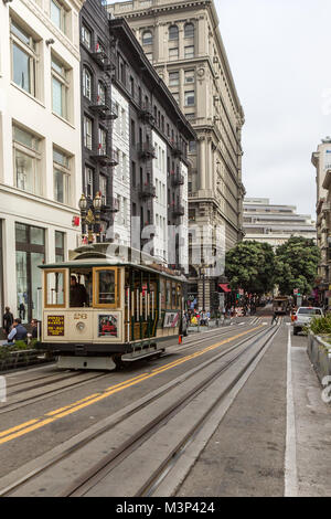 SAN FRANCISCO Ca. - 16. Juni: Passagiere Fahrt mit der Seilbahn vom 16. Juni 2015 in San Francisco. Es ist die beliebteste Art, um die Stadt von San zu erhalten Stockfoto